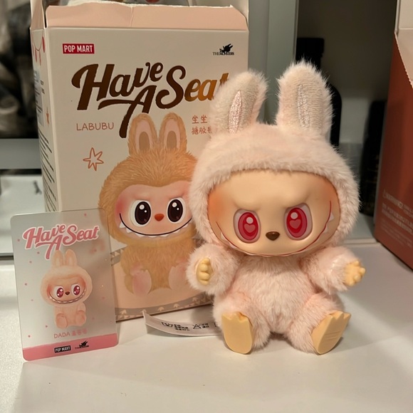 DADA HAVE A SEAT LABUBU 💕 - Picture 1 of 2